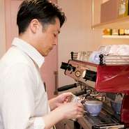女性がほっとできる、寛ぎの居場所【APROSE　CAFE】。ふわふわの『パンケーキ』や可愛らしいアートが施された『ラテ』など、こだわりの逸品で訪れる人を出迎えてくれます。憩いのひと時を過ごしてみては。