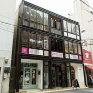 ピンクとゴールドのソファを配する店内は、女性が寛げる可愛らしい雰囲気。デートや女子会、日常のカフェ使いなど、さまざまなシーンで活用できそうです。