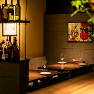 趣きのある間接照明やスポットライトが照らす店内は、とてもムーディー。カップルやご夫婦のデートにおすすめです。普段使いから特別な日のデートまで、さまざまなニーズに応えてくれます。