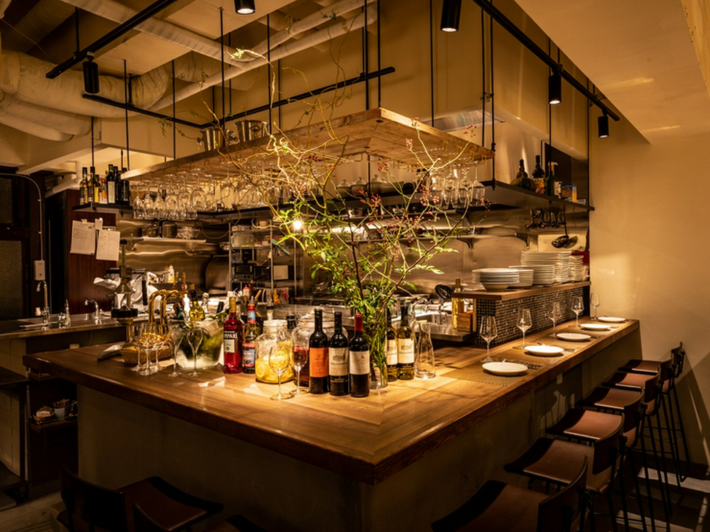 白と木目が基調のスタイリッシュなダイニングフロア