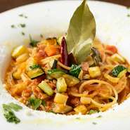 「オルトナーラ」とは、イタリア語で「野菜がたっぷり」という意味。その名の通り、10種類以上の野菜が入った、ヘルシーながら濃厚なトマトソースです。野菜は季節や仕入れ状況で種類が異なります。