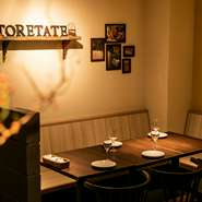 黄みがかった白と木目で統一された優しさに満ちた空間。仕事帰りにふらっと立ち寄り、気の置けない友人と気軽に一杯飲める、そんな素敵なイタリアンダイニングです。