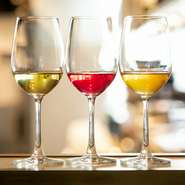 ワインペアリングだけでなく、お酒が飲めない人のために台湾茶ベースのティーペアリングも用意。写真左：大禹領（ダイウリョウ）、中央：熟香烏龍（ジュクカウーロン）のブレンド茶、右：微酸金萱（ビサンキンセン）