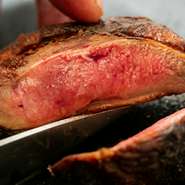 食材は国内外は問わず、すべて味見をし、いいと思ったものを仕入れています。気になったものは生産者さんに直接会ってみて、人柄や食材にかける思いで決めることも多いです。