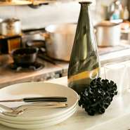 3Dプリンタで作った黒い器や、グラス、デキャンタは、プロダクトデザイナーの鈴木啓太氏がデザインしたもの。肌に触れるカトラリーは、直接触ってみて“しっとり”とした質感のいいものを選んでいます。