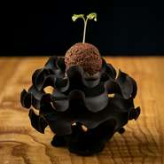 鳥羽シェフのシグネチャー。中身や食感はシーズンを重ねる度に改良されています。口に入れるとザクザクと音を立てながらカカオが香り、咀嚼する毎にチェリーの甘味やフォアグラの旨味が広がり、味が完成されます。