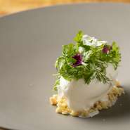 店名を冠したチーズとハーブのアイス。濃厚な甘味と深いコクがコースの最後に満足感を与え、ハーブの香りがさっぱりとした後味で締めくくります。