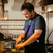 お客様が気兼ねなく、楽しく過ごせる環境を心がけています。例えば、お酒が飲める方と飲めない方が一緒に来店してもペアリングドリンクを楽しめるよう、ノンアルコールのティーペアリングも用意しています。