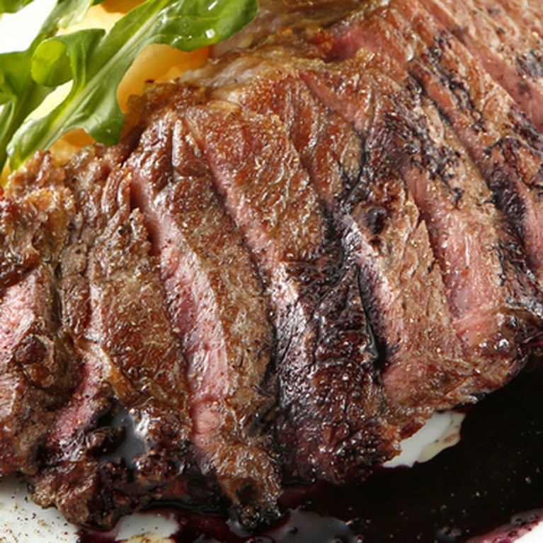 牛ハラミ肉のグリル　赤ワインソース