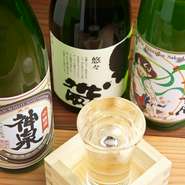 石川県産の日本酒は細巻き寿司に合う吟醸酒を3種類用意。『神泉』はフルーティな飲み口で女性にもおすすめです。『黒帯』は品格のあるコクと酸味、『常きげん』は濃厚な口あたり。料理と共に味わいたい品々です。