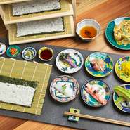 金沢の台所と言われる近江町市場より、その日の良質な魚介や生鮮野菜を中心に、厳選して仕入れているそう。自然が育んだ旬ならではの美味しさを、『細巻き寿司』や『天ぷら』で、心ゆくまで堪能できます。