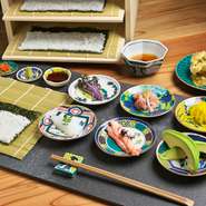 多彩な具材から細巻き寿司のネタを選び、添える薬味や調味料のわさび、塩、ひしほ味噌、金沢の醤油など自分好みにアレンジが可能。プラスの天ぷらは季節に合わせた旬の味を楽しめます。