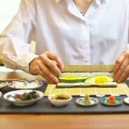 金沢は歴史的建造物や街並みを探索できる風情豊かな観光名所。そんな金沢を散策しながら、ぜひ立ち寄りたい店。日本の伝統的な食文化『細巻き寿司』『利き茶』『抹茶』を堪能し、思い出のひとつに加えてみては。