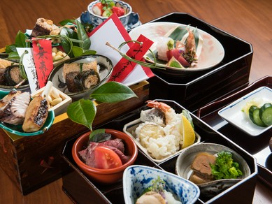 お祝いの席に花を添える、目にも鮮やかな日本料理