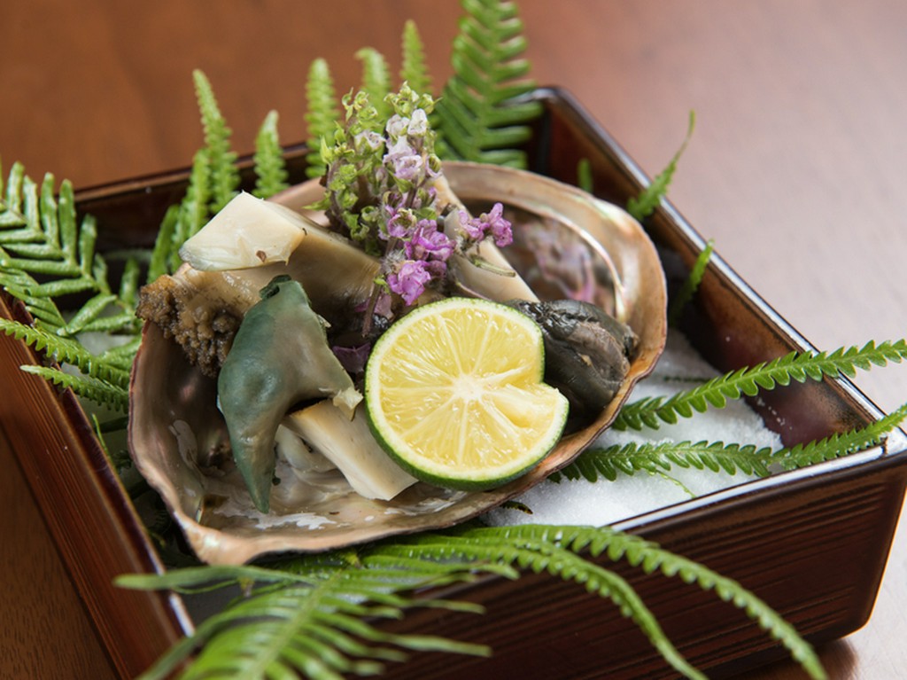 口中に美味しさ広がる『あわび燻製』