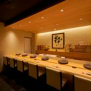 鮨が心から好きな人が通う店。カウンター席はあえて6席にしぼり、夜は一人一席を徹底。時間を忘れて、旬の味覚と旨い酒に和めます。金沢駅に近く、旅の折の北陸グルメにも人気。気構えなく、憩える雰囲気です。