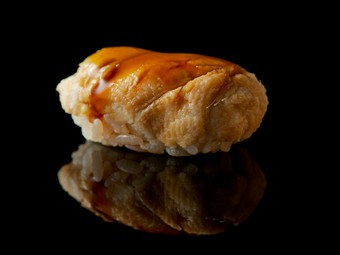 一貫がひとつの“料理”に。穴子本来の風味が際立つ『煮穴子』