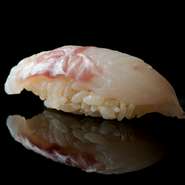 日本海で揚がる最高級の白身魚・地アラの握りは、金沢でこその楽しみ。ほどよくねかせることで品のよい甘みが出て、いっそうの美味しさに。甘めベースのシャリと共に、白身の最高峰の握りをご堪能あれ！
