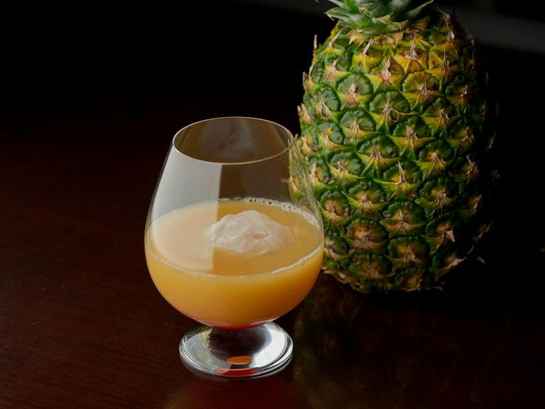 フレッシュな季節のフルーツを使ったカクテル