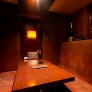 シックな雰囲気の店内には、4名用の個室が2部屋。接待などのビジネスシーンにもよく利用されています。落ち着いた大人の空間で、ゆったりと飲みながら話す時間に、親交も深まりそう。