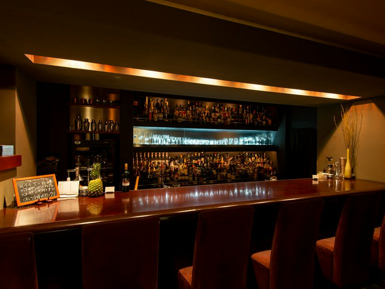 ムードのあるバーカウンターは、デートにうってつけ