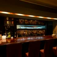 自然と距離が近くなるカウンター席で、しっとりとした時間を満喫。オーダーメイド感覚でつくってもらえるオリジナルカクテルをはじめ、ウィスキーなどのお酒が豊富に揃っており、お酒好きな二人のデートに最適です。