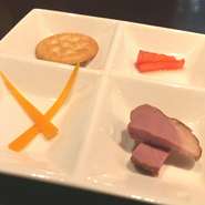渇き物やピクルス、鴨ロースなど、日替わりで用意される4種類のおつまみメニュー。手づくりされたものが多く、お酒に合うような味つけに仕上げてあります。
