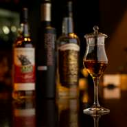 40種以上のウイスキーを常備。好みに合わせて選んでもらうこともできます。定番のものはもちろん、マニアックなウイスキーもありますので、マスターにお尋ねを。