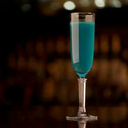 マスターが好みを聞きながらつくってくれる、オーダーメイド感覚のオリジナルカクテル。季節のフルーツが使われており、フレッシュな味わいと色鮮やかなフルーツで見た目も楽しめます。