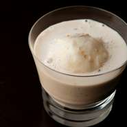 飲むモンブランと言われるぐらい濃厚な甘いカクテル。お店一番人気のカクテルです。