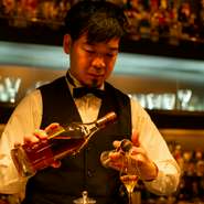 ゲストの要望に合わせて、種類豊富なお酒の中からオススメの一杯をセレクトしてもらえますので、気軽にリクエストしてみては。居心地のいい空間で、素敵な時間を過ごせます。