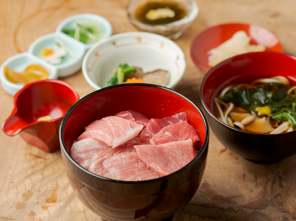 天然本まぐろならではの美味しさが味わえる『極上・極上丼』