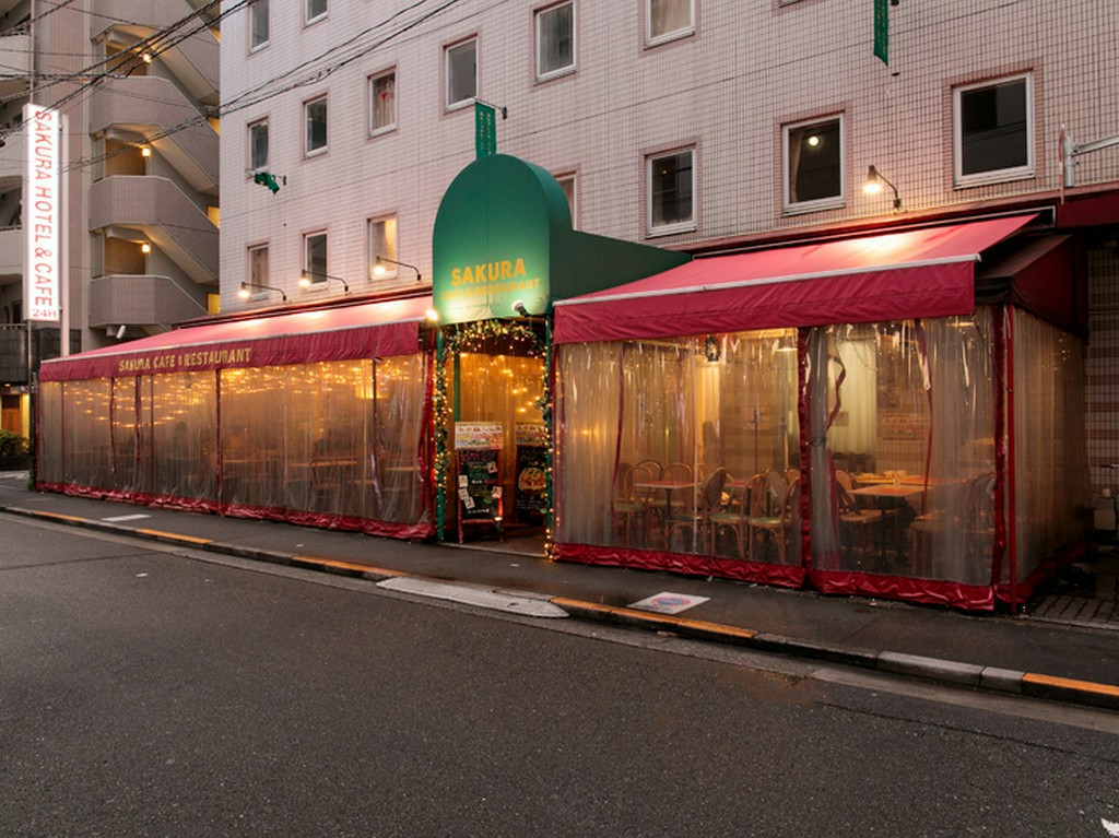 赤いシェードが目を引くテラス席で、気分はヨーロピアン