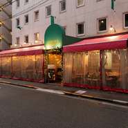 ヨーロッパのカフェテラスをイメージしてつくられたテラス席は、一見日本とは思えないような雰囲気。屋根＆カーテン付きなので、雨の心配はありません。冷暖房も完備されています。