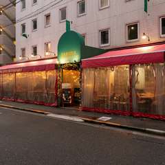 赤いシェードが目を引くテラス席で、気分はヨーロピアン