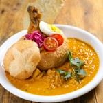 南アフリカのファストフード！！本来は食パンの中身をくり抜いて中にカレーを詰めたものですがサクラカフェではシチューパンにカレーを詰めてさらにあふれさせました！カレーは骨付きチキンのスパイスカレーです！