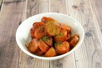 ＜ドイツ料理＞
ドイツの首都ベルリンの名物料理！
カレー粉やケチャプ、ニンニクなどで味付けしたソーセージです！
悪魔的美味さでビールに合います♪