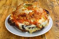 ＜ポルトガル料理＞
グラタンの中に巨大ハンバーグの潜むボリューム感抜群のポルトガル料理「パリセジーニャ」は人気No.1メニュー。