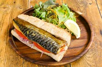 ＜トルコ料理＞
サバサンドのパイオニアとして人気に火を点けた当店自慢の「トルコ風サバサンド」バゲットにはフランスから直輸入している八部焼きのフランスパンを使用。濃密なサバの旨味とマリネ野菜との相性抜群