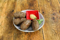 ＜ルーマニア＞
ルーマニア語で「小さいもの」という意味。
スパイス類を練り込んだ細長い肉団子。