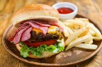 ＜アメリカ料理＞
パストラミビーフとチーズがたっぷり入ったプレミアムで
ボリューム感のある本場アメリカにも通用するハンバーガー！

ポテトセット1,280円