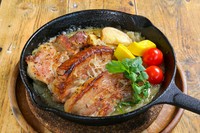 ＜モンテネグロ料理＞
バルカン半島の典型的な肉料理！
厚めの豚肉とザワークラウト（酸味のあるキャベツの千切り）の組み合わせ！