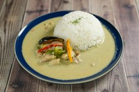 ＜タイ料理＞
タイ人スタッフ直伝のスパイシーな本格グリーンカレー！