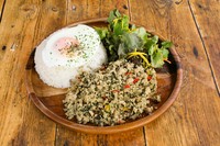 ＜タイ料理＞
自社農園のよもぎなどを使用した特製ガパオライス！
鶏ひき肉とナンプラーの組み合わせはご飯がすすみます！！