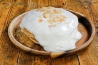 手軽にすぐ食べれるイチオシのパンケーキ☆
ココナッツとマカデミアナッツのダブルナッツソースがたっぷりかかったサクラカフェの大定番デザート。
（ドリンク付きは850円）