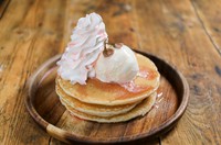 ほんのり桜味のシロップとバニラアイスのハーモニーが嬉しいパンケーキ♪