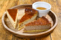 プレーン、ブルーチーズ、柿ジャムの特製3種。厳選ワインとどうぞ！