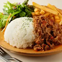 スパイシーな牛肉のトマト煮込み『ロモ・サルタード』