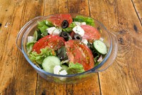 現地では「ホリアティキサラタ」と呼ばれるサラダの代表格。山羊のチーズ「フェタ」が入った程よい塩味と旨味が抜群のヘルシーサラダ。
ハーフサイズ680円