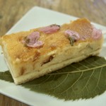 桜の風味が香るほんのりピンクのチーズケーキです。
桜の花びらも入っておりお団子の様にパクっと食べればまるでお花見気分♪